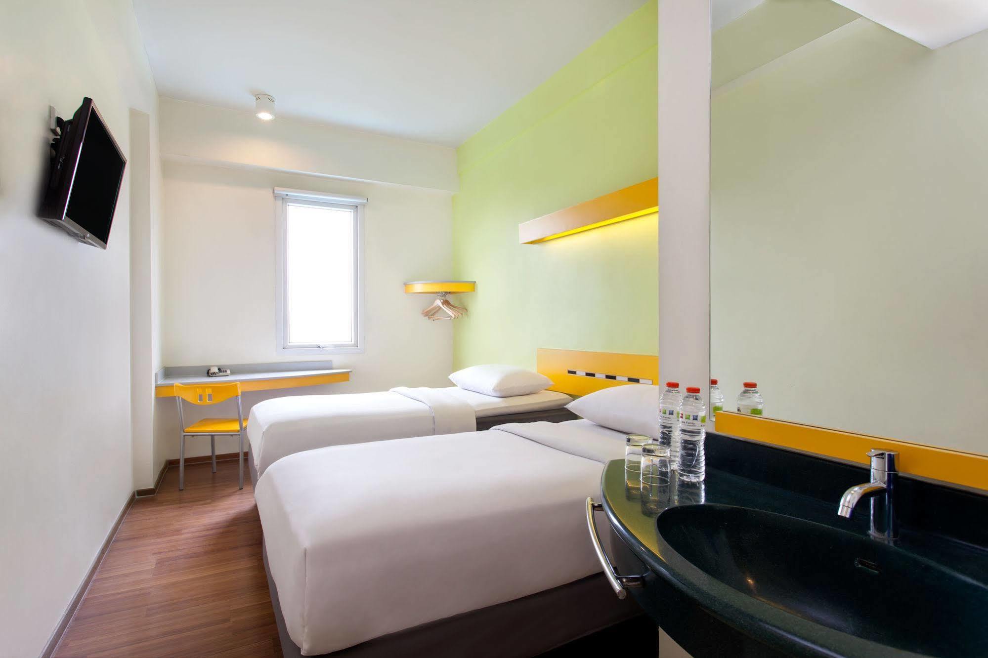 Ibis Budget Jakarta Menteng Exterior photo